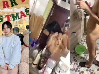 Mở cửa vào tắm cùng cô bạn